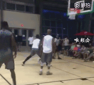 动图:小LBJ双手暴扣