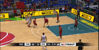 动图:刘晓宇突破篮下分大韩,顺势放篮!