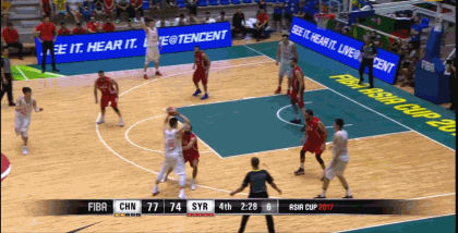 李根杀篮下后撤步跳投命中