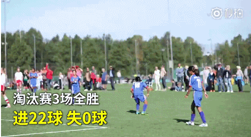 动图:踢球的女孩真可爱