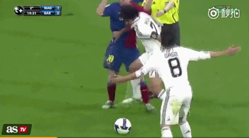 动图:梅西推裁判