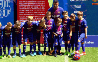 保利尼奥与小朋友合影