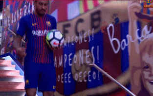 保利尼奥亮相后返回更衣室