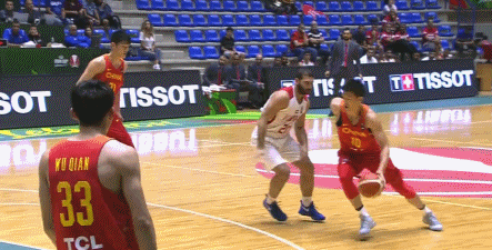 动图:周鹏大步流星挑篮得手