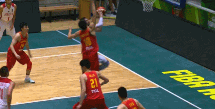 动图:周鹏后场送出的大帽!李根前场反击2+1