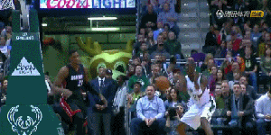 字母哥标志性三步扣篮