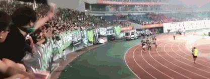 动图:球迷挥舞钞票讽刺黑哨