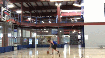 动图:独臂球迷射3分