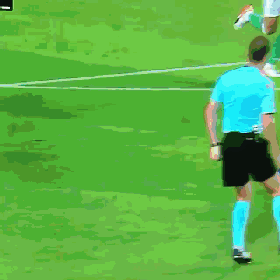 动图:裁判一脚放倒贝蒂斯球员