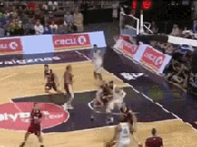 动图:波神惨遭队友隔扣