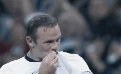 鲁尼亲吻胸前的队徽