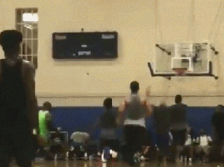 詹姆斯频频上演暴扣