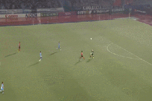 动图:川崎门将神解围