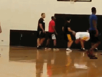 动图:球爹统治篮下