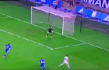 动图:曼丹达门前秀脚法