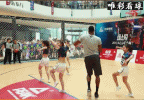 动图:霍华德跟啦啦队尬舞