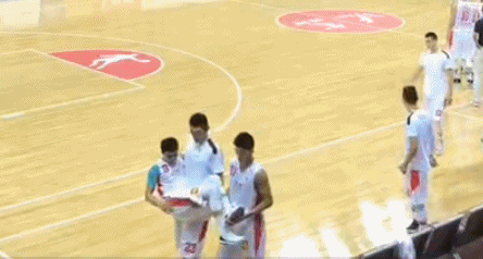 赵继伟被队友抬出场外