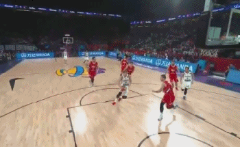 东契奇在决赛中上演一条龙劈扣