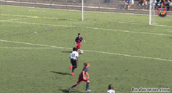 巴萨青训小球员上演杂技般的马赛回转