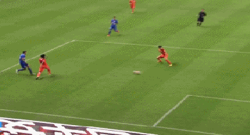 曹赟定击中门柱