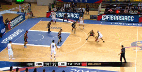 亚当斯首节压哨三分球