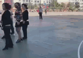 篮球少年一招打赢大妈