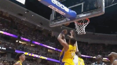 小南斯硬气摘板造穆罕穆德犯规