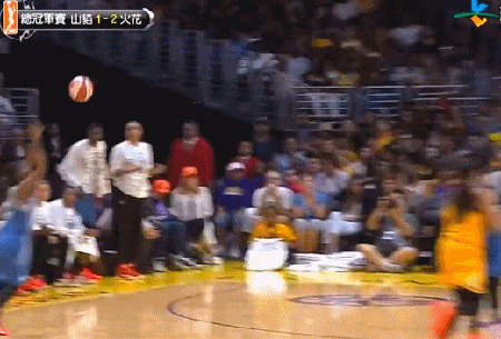 山猫替补后卫Alexis Jones精准三分