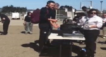 “Hey，盒饭拿我一下”