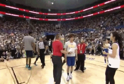 演艺明星也越来越多地参与到NBA活动中来