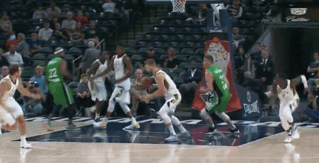 步行者科里森快下上篮