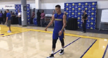 投失第六球后 库里沮丧垂头走向弧顶投篮点