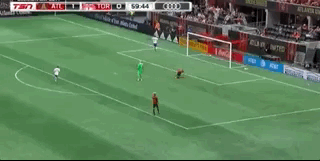 乔文科喝光球迷扔下的啤酒