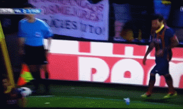 阿尔维斯吃下球迷扔下的香蕉