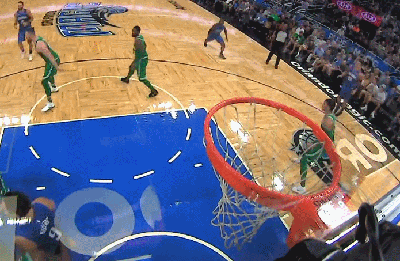 乔纳森-西蒙斯外线杀入双手补扣