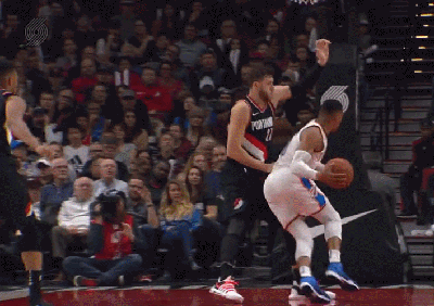 努尔基奇送威少钉板“火锅”