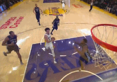 “球哥”快攻空中躲闪放篮