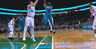 贝恩斯身后的欧文意外“中招”