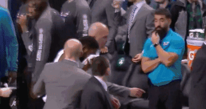 欧文毛巾捂脸暂时离开赛场