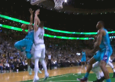 “魔兽”凶狠卡位放倒斯玛特吞技术犯规