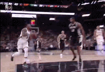 雄鹿“血布”连线助飞“字母哥”劈扣