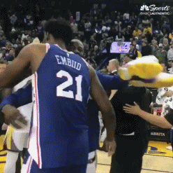 杜兰特与恩比德赛后相互拥抱致意