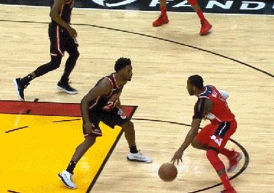 沃尔背后换手过人上篮