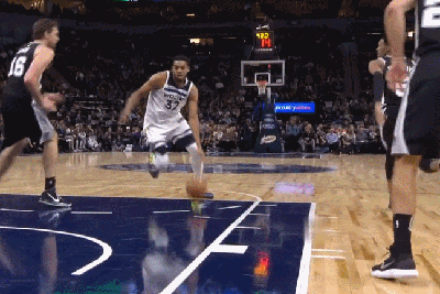 “妖刀”强硬防守放倒唐斯,美媒体抱不平