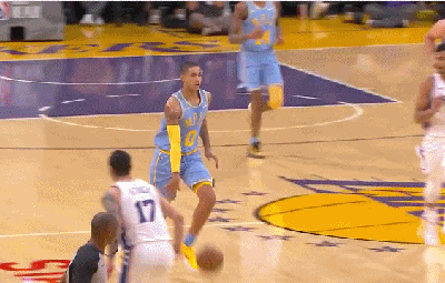 库兹马险些完成隔扣“大帝”的惊艳之举