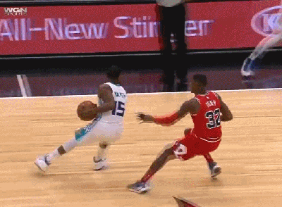 错失关键上篮让沃克狂拍地板