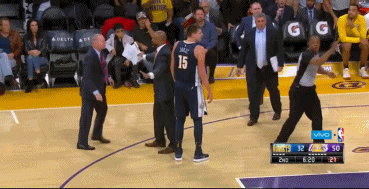 掘金主教练迈克马龙向裁判抱怨！最终驱逐出场！