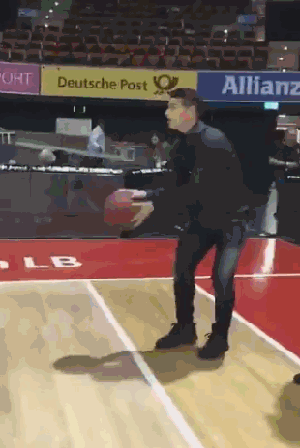 J罗展现篮球天赋