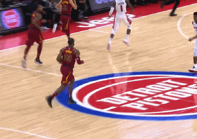 詹姆斯碾压上篮打2+1