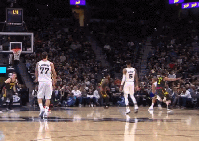 吉诺比利后撤步压哨三分